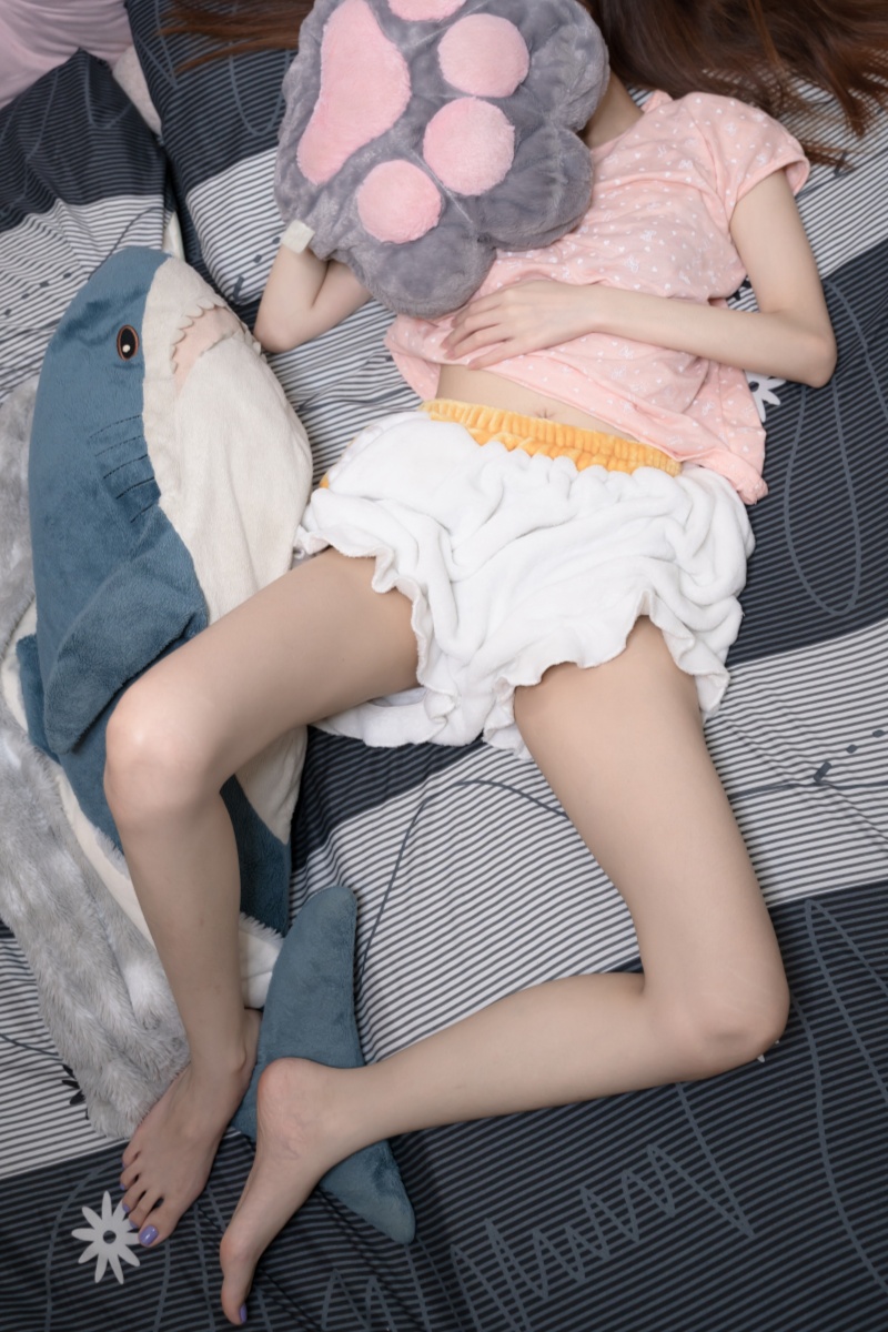 图片[2]-美少女居家睡足-觅影
