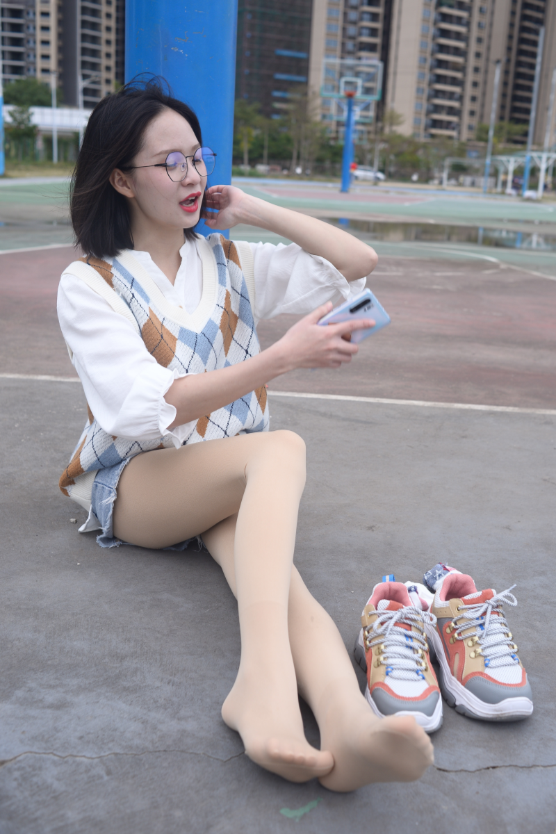 图片[3]-眼镜学妹肉丝板鞋-觅影
