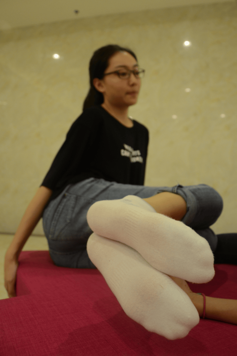 图片[2]-学妹船袜短裤运动鞋-觅影