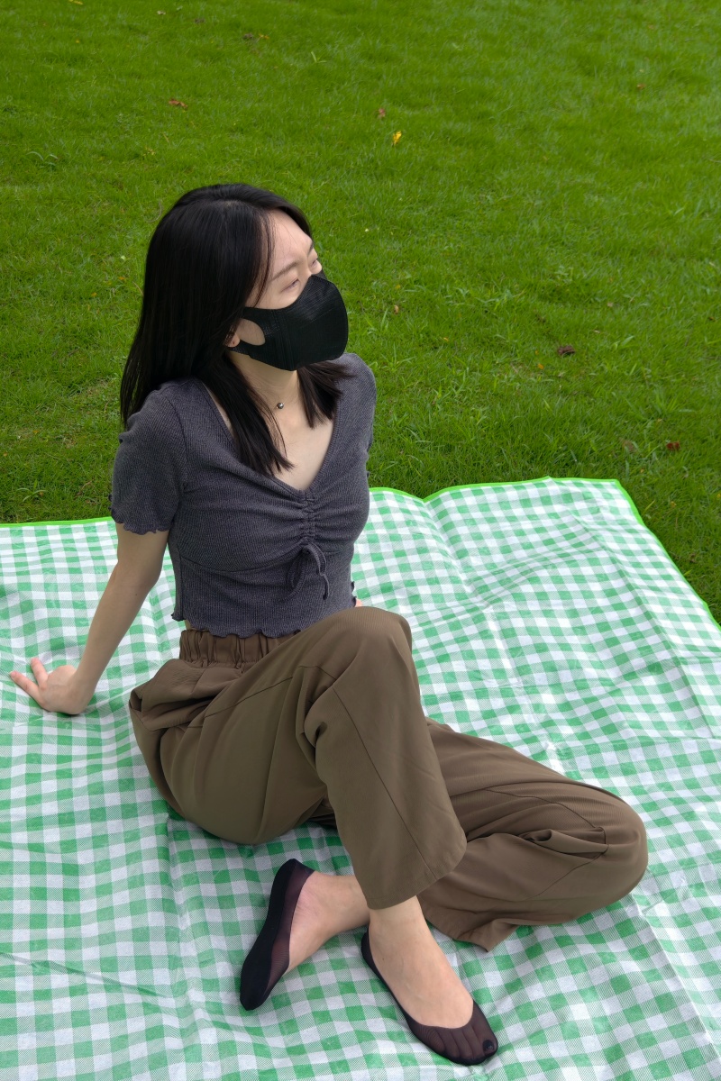 图片[4]-美女户外船袜裸足-觅影