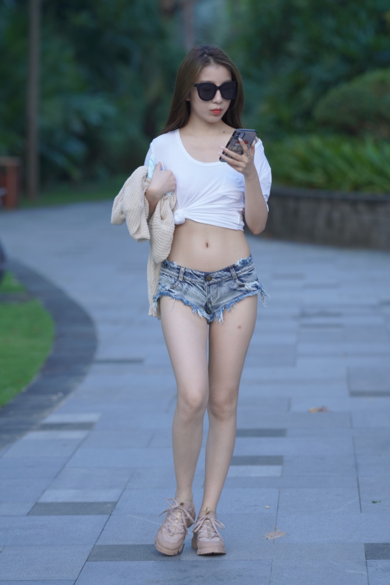 街拍超短裤美女-觅影