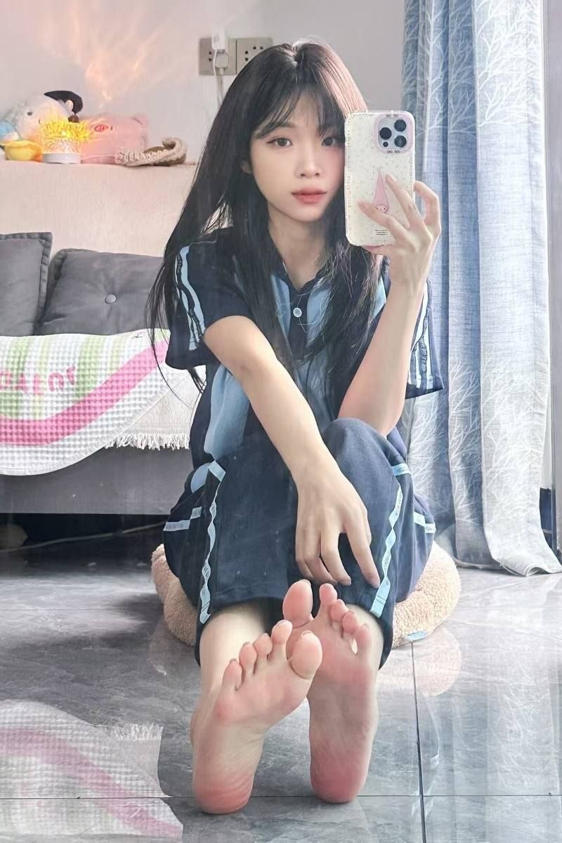 图片[2]-美少女各种秀足-觅影